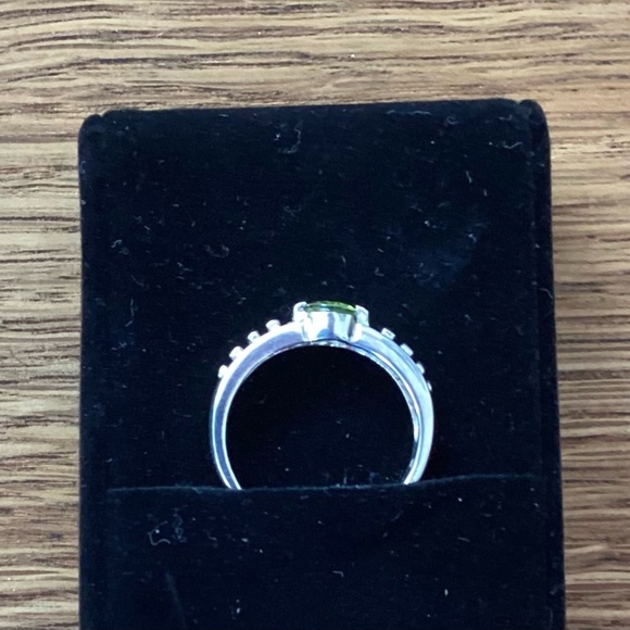 Sterling Silver ring (stamped 925).  Peridot stone.  Size 8. - Picture 3 of 4